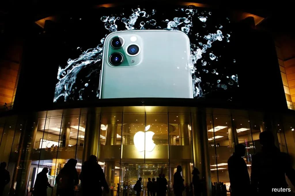 Analysts say Apple iPhone Sales in China Plunge Over 30% in First Week of 2024