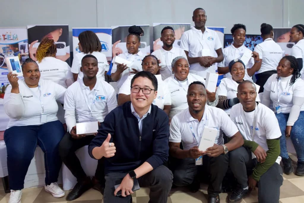 HONOR Donates R300,000 Worth of Devices to the Technology Youth Development Agency