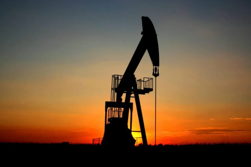Oil extends rise above $70 a barrel